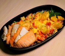 Горячая сковородка с сёмгой и треской