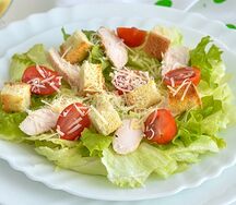 Салат Цезарь с курицей
