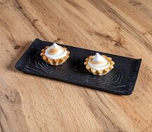 Корзиночка с меренгой и брусникой 