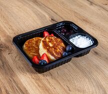 Оладьи с вишневым вареньем и сметаной