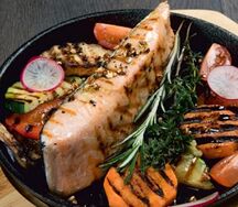 Стейк из лосося с овощным гарниром