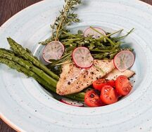 Печёная треска со спаржей