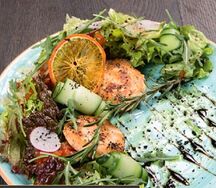 Салат с лососем и апельсиновым соусом