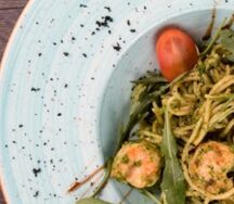 С креветками в соусе песто