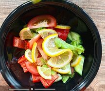 Салат овощной с лимоном