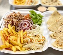 Гирос с курицей на тарелке