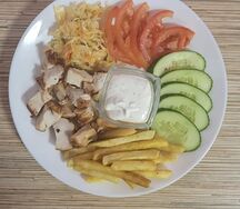 Шаурма с говядиной на тарелке