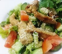 Салат с жареной курочкой