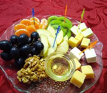Сырно-фруктовая тарелка
