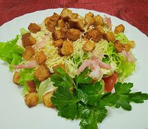 Салат Цезарь с отварными креветками