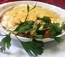 Язык, запеченный с грибами и помидорами