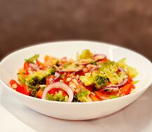 Салат с овощами и брокколи