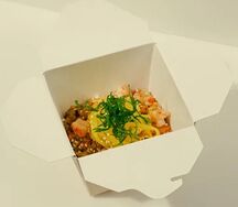 Жареный рис с креветками