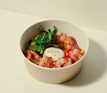 Салат с беконом и яйцом пашот