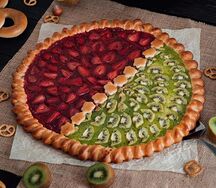 Пирог с киви и клубникой