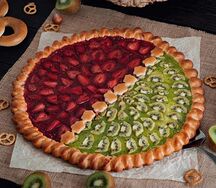 Пирог с киви и клубникой