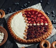 Пирог с клубникой, ежевикой и творогом 
