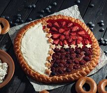 Пирог с клубникой, ежевикой и творогом