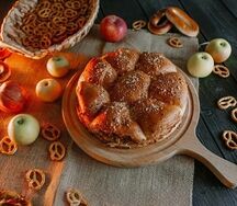 Пирог с яблоками и вареной сгущенкой