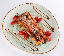 Салат с грилированным лососем