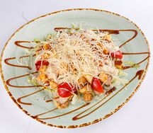 Цезарь с запеченной куриной грудкой