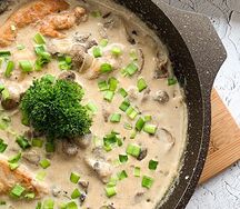 Куриная грудка под грибным соусом