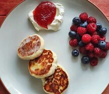 Сырники с джемом и сметаной