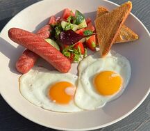 Глазунья с сосисками и овощами