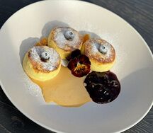 Сырники с кремом из сгущенки и соусом из черной смородины