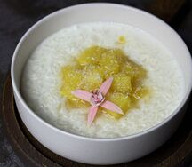 Рисовая каша на кокосовом молоке с манго 