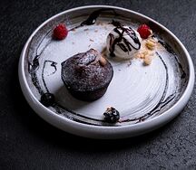 Фондан с соленой карамелью и кедровым орехом
