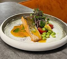 Лосось в миндальной корочке и соусе маракуйя 