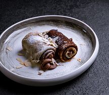 Маковые блинчики с шоколадным кремом и ванильным соусом