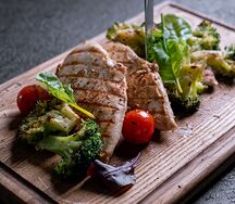 Куриные стейки с брокколи