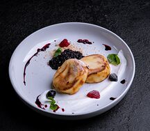 Сырники со сметаной и ягодным соусом