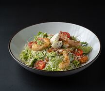 Салат Цезарь с креветками
