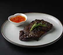 Стейк из говядины с картофелем фри