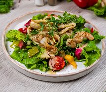 Тёплый салат с морепродуктами