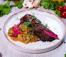 Говяжьи щёчки с печёным картофелем