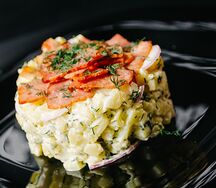Теплый картофельный салат с беконом