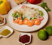 Цезарь с семгой и творожным сыром
