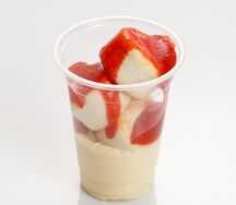 Сырники с ванильным кремом и клубникой