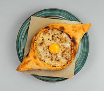 Хачапури по-аджарски с грибами, орехами и медово-горчичной заправкой