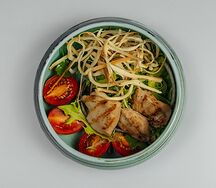 Салат из томатов, запечённой курицы и красного лука