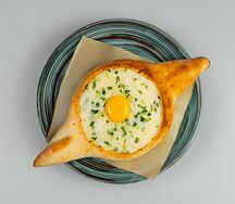 Хачапури по-аджарски с зелёным луком