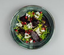 Оригинальный салат из печеной свеклы