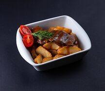 Запеченный картофель со стейком и соусом