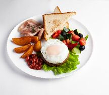 Бифштекс с салатом и беконом