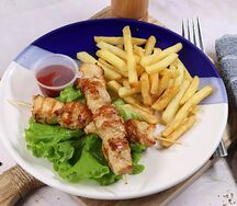 Куриные шашлычки с картофелем фри и кетчупом