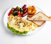 Омлет с салатом и колбасками гриль